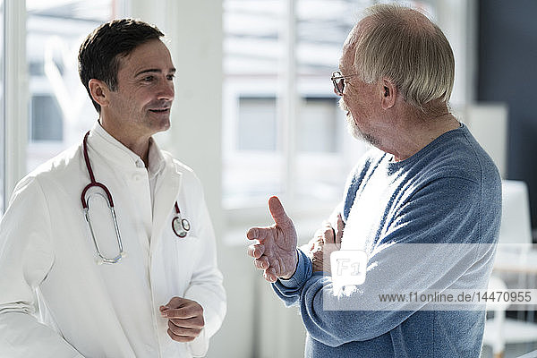 Arzt und Patient im Gespräch in der medizinischen Praxis