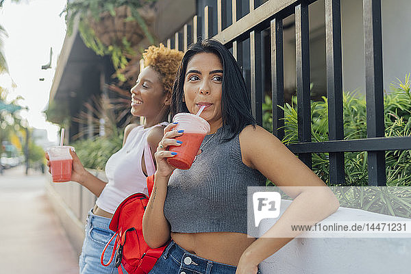 USA  Florida  Miami Beach  zwei Freundinnen bei einem Erfrischungsgetränk in der Stadt
