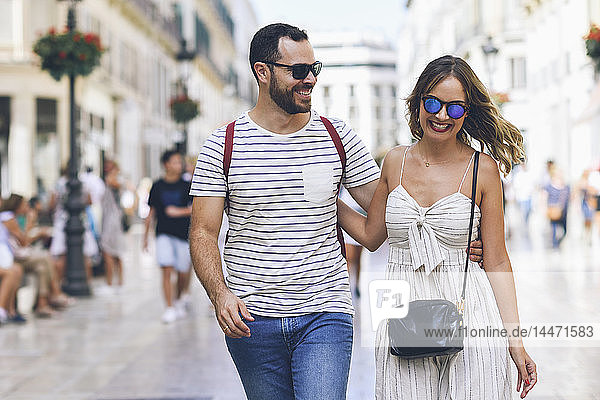 Spanien  Andalusien  Malaga  glückliches Touristenpaar beim Spaziergang in der Stadt