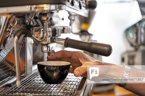 Nahaufnahme eines Barista bei der Kaffeezubereitung in einem Café