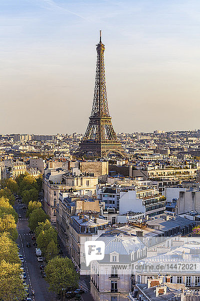 Frankreich  Paris  Stadtbild mit Eiffelturm und Wohngebäuden
