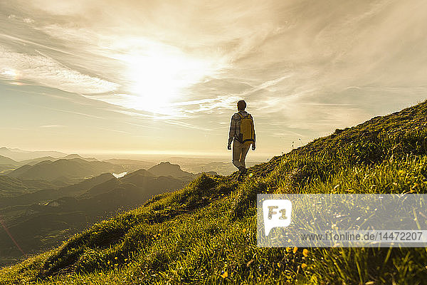 Österreich  Salzkammergut  Wanderer  der allein in den Bergen wandert