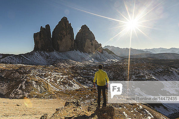 Italien Tre Cime di Lavaredo Mann wandert und steht vor den majestätischen drei Gipfeln