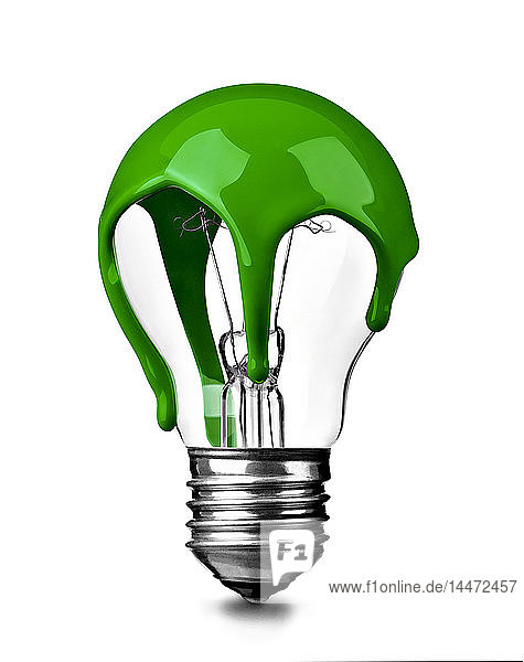 Nahaufnahme einer grün gefärbten Glühbirne auf weißem Hintergrund  Nachhaltigkeitskonzept