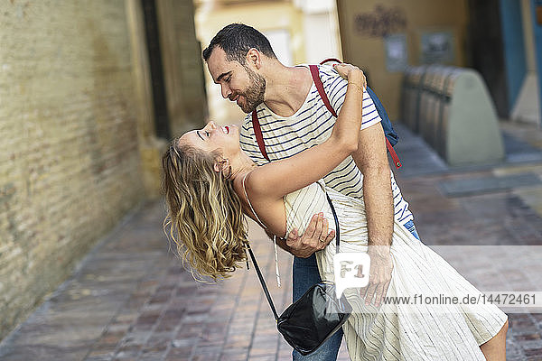 Spanien  Andalusien  Malaga  glückliches Paar umarmt sich in der Stadt