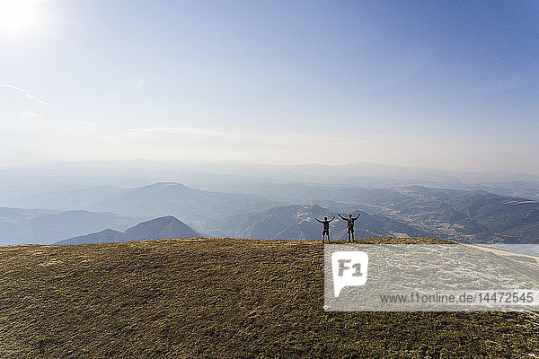 Italien  Monte Nerone  zwei Wanderer auf dem Gipfel eines Berges  die die Aussicht geniessen