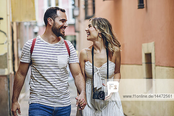 Spanien  Andalusien  Malaga  glückliches Touristenpaar beim Spaziergang in der Stadt