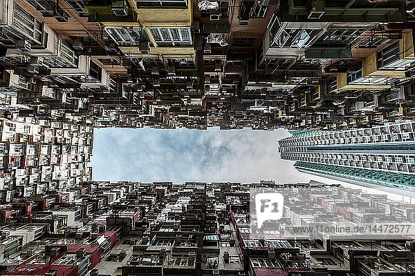 Hongkong  Quarry Bay  Wohnblöcke im Kontrast zu modernen Wolkenkratzern
