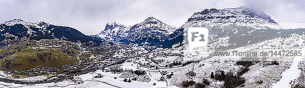 Schweiz  Kanton Bern  Grindelwald  Panoramablick auf die Stadt im Winter