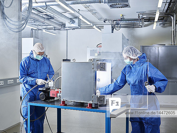 Chemiker  die im Reinraum eines Industrielabors arbeiten