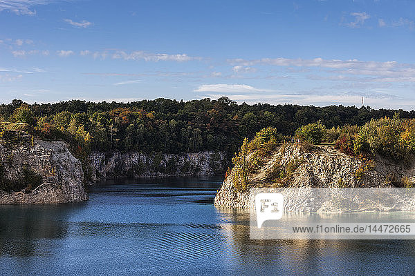 Polen Krakau Zakrzowek-Stausee See und Klippen im alten Kalksteinbruch