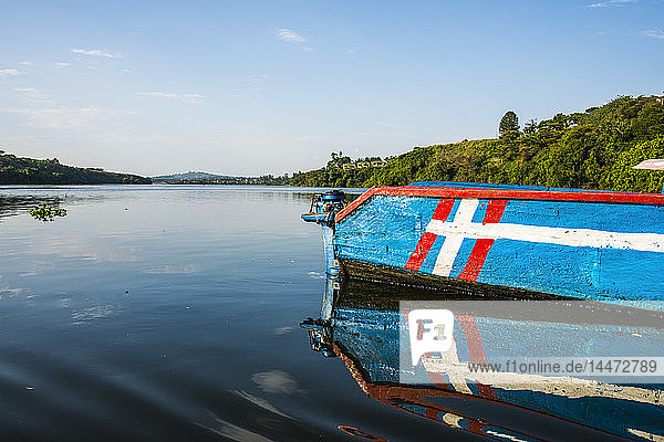 Afrika  Uganda  Jinja  Buntes Boot an der Quelle des Nils