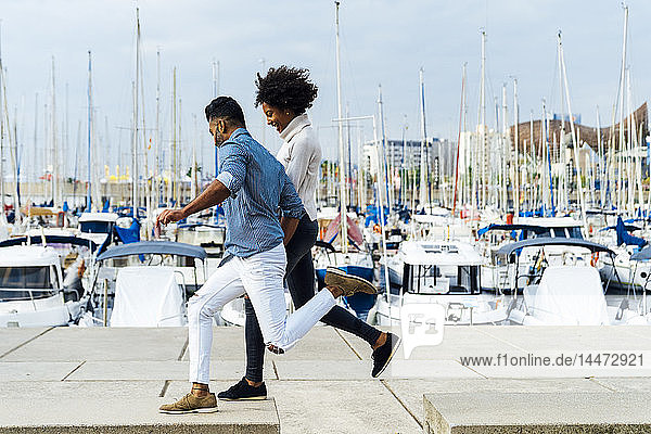 Spanien  Barcelona  glückliches Paar amüsiert sich im Yachthafen