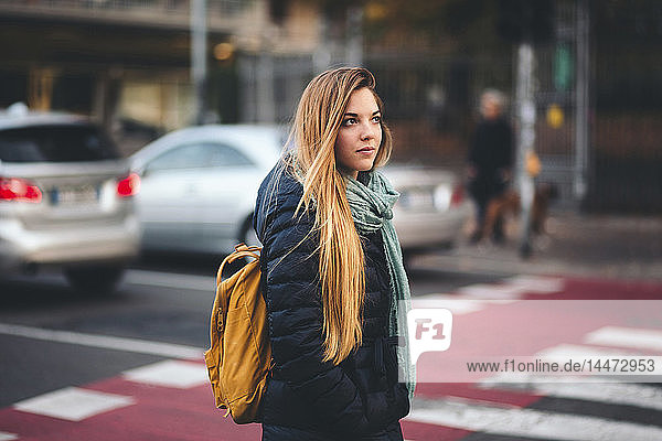 Porträt einer jungen Frau mit Rucksack in der Stadt