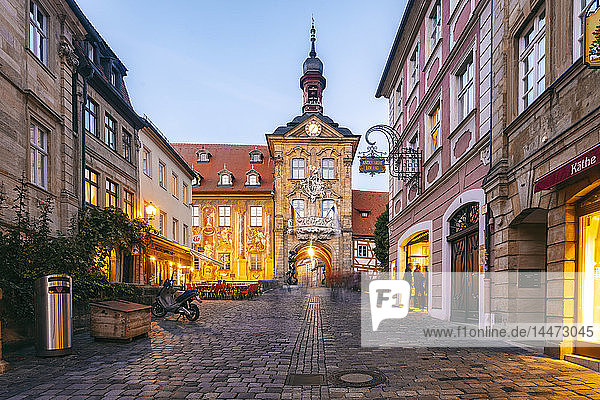 Deutschland  Bayern  Bamberg  Altstadt mit altem Rathaus in der Abenddämmerung