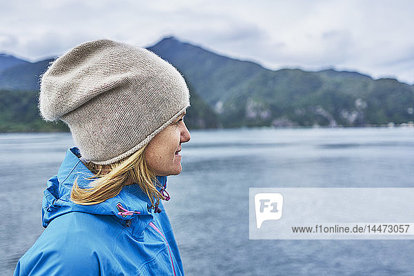 Chile  Puerto Montt  Frau schaut auf den Fjord