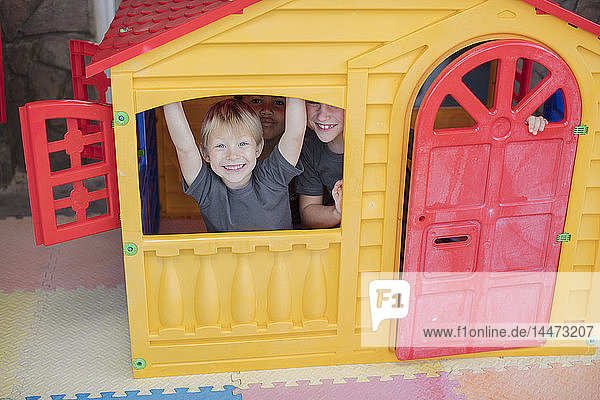Porträt von glücklichen Kindern in einem Spielhaus