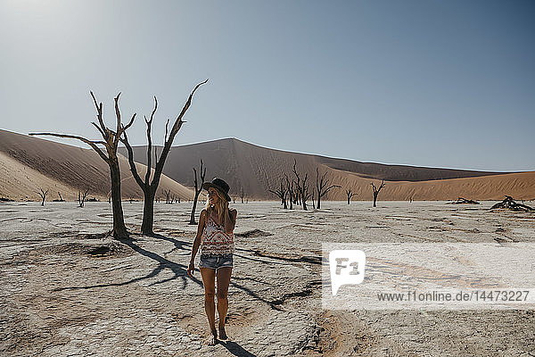 Namibia  Namib-Wüste  Namib-Naukluft-Nationalpark  Sossusvlei  Frau zu Fuß in Deadvlei