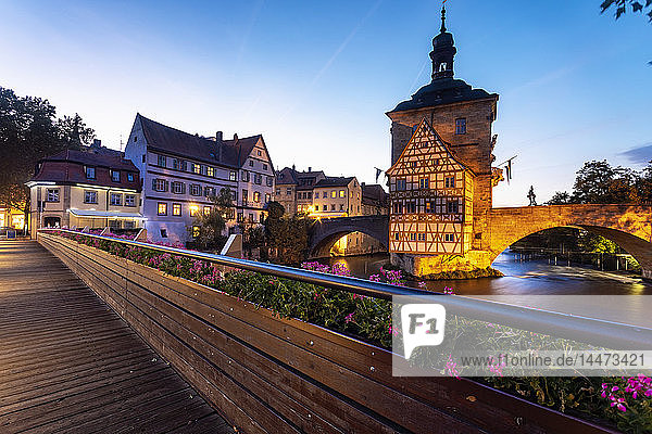 Deutschland  Bayern  Bamberg  Altes Rathaus  Obere Brücke und Regnitz in der Abenddämmerung