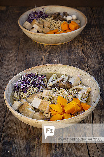 Miso-Ramen-Suppe mit Nudeln  roten Radieschensprossen  Kürbis  gebratenem Tofu  Shimeji und Königstrompetenpilz