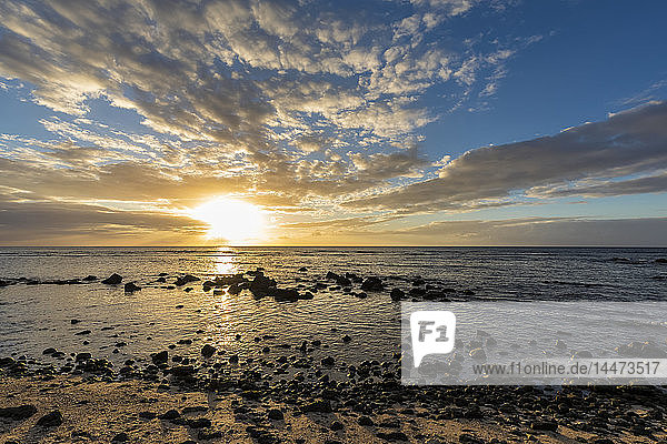 Mauritius  Westküste  Indischer Ozean  Strand von Trou aux Biches  Sonnenuntergang