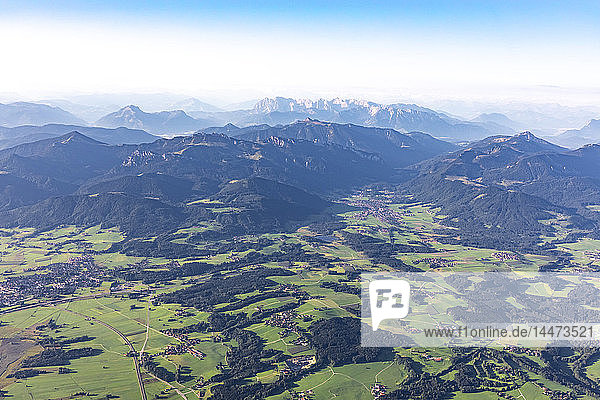 Deutschland  Bayern  Chiemgau  Luftaufnahme der Alpen