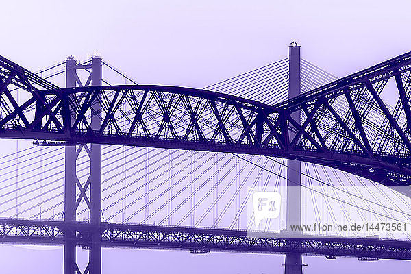 Vereinigtes Königreich  Schottland  Fife  Edinburgh  Mündung des Firth of Forth  Forth Bridge  Forth Road Bridge und Queensferry Crossing Bridge im Hintergrund
