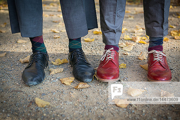 Schuhe von zwei altmodisch-eleganten  nebeneinander stehenden Männern