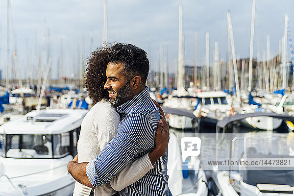 Spanien  Barcelona  glückliches Paar bei der Umarmung im Yachthafen