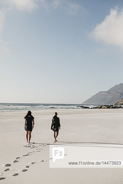 Südafrika  Western Cape  Noordhoek Beach  zwei junge Frauen beim Strandspaziergang