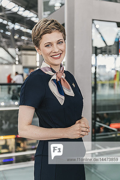 Porträt eines lächelnden Mitarbeiters einer Fluggesellschaft auf dem Flughafen