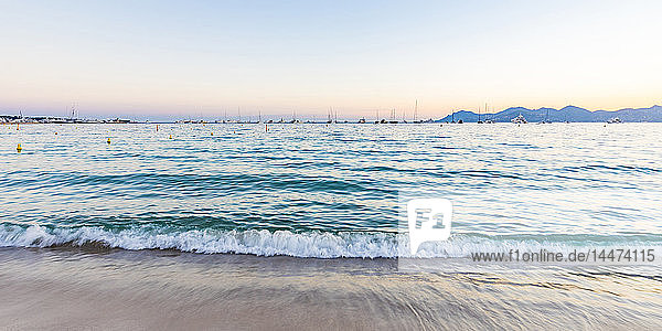 Frankreich  Provence-Alpes-Cote d'Azur  Cannes  Blick vom Strand auf die Yachten am Abend