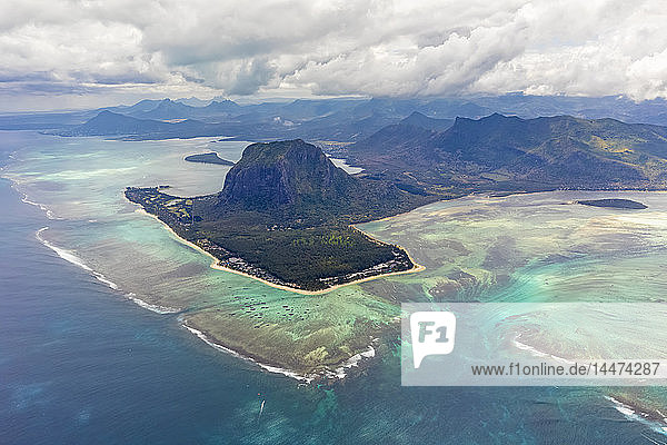 Mauritius  Südwestküste  Blick auf den Indischen Ozean  Le Morne mit Le Morne Brabant  Naturphänomen  Unterwasser-Wasserfall  Luftaufnahme
