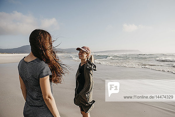 Südafrika  Western Cape  Strand von Noordhoek  zwei junge Frauen am Strand