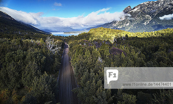 Argentinien  Patagonien  Lago Futalaufquen  Drohnenbild einer Schotterstraße durch Wald