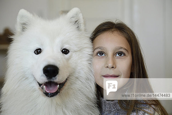 Bildnis eines Mädchens mit ihrem weißen Hund