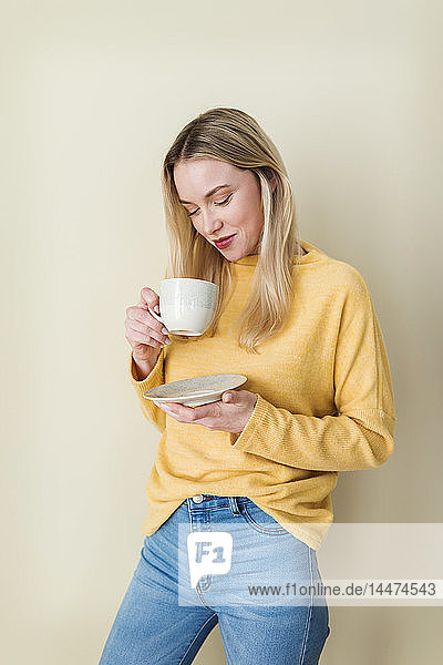 Porträt einer jungen Frau  die Kaffee trinkt