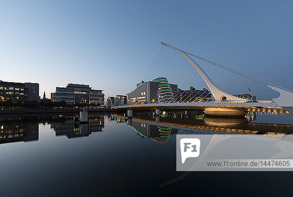 Irland  Dublin  Samuel-Beckett-Brücke  Fluss Liffey am Abend