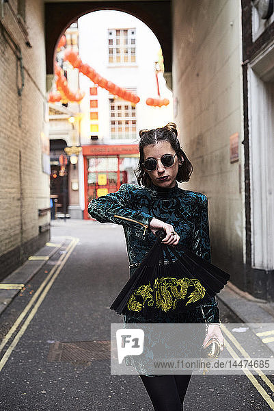London  junge Frau mit chinesischem Fan in Chinatown