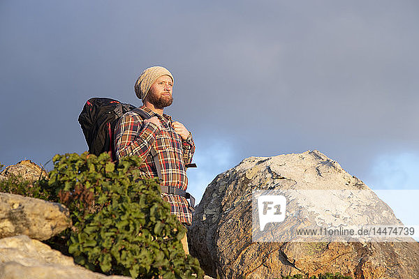 Spanien  Andalusien  Tarifa  Mann auf einer Wanderung an einem Felsen mit Blick auf die Aussicht