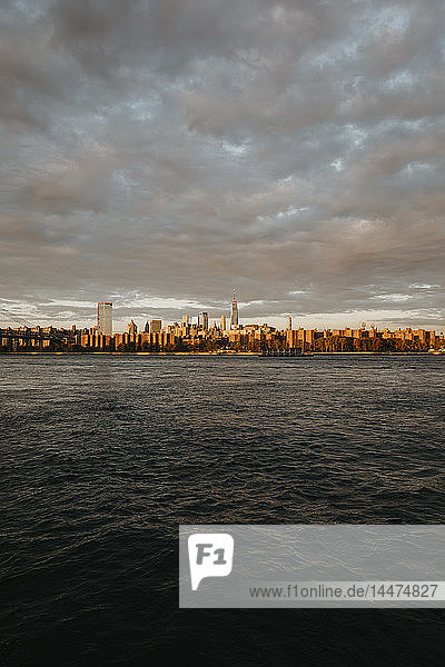 USA  New York  New York City  Blick auf Brooklyn bei Sonnenaufgang