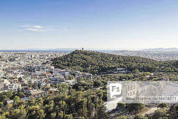 Griechenland  Athen  Blick auf Odeon  Theater des Herodes Atticus  Philopappos-Denkmal  Piräus im Hintergrund