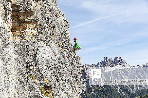 Italien  Cortina d'Ampezzo  Mann beim Abseilen in den Dolomiten
