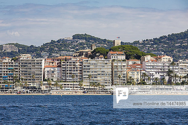 Frankreich  Provence-Alpes-Cote d'Azur  Cannes  Apartmenthäuser am Strand  im Hintergrund die Altstadt von Le Suquet