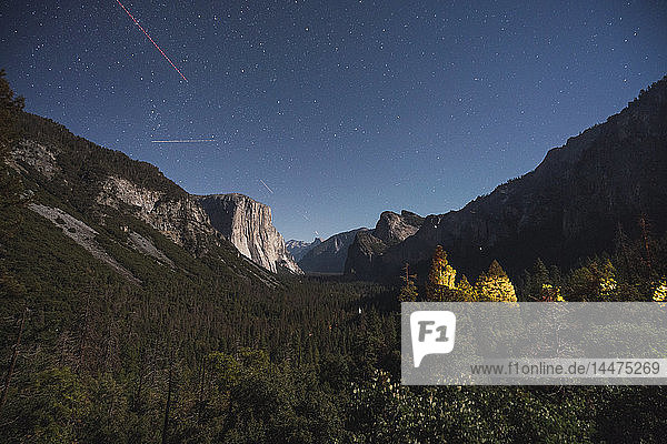 USA  Kalifornien  Yosemite National Park  Tunnelblick bei Nacht