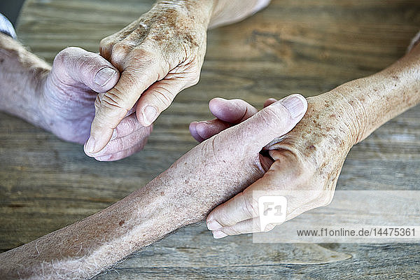 Älteres Paar hält Händchen  Nahaufnahme