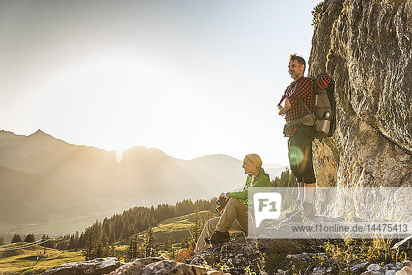 Ehepaar bei einer Pause in den Bergen  Blick auf die Aussicht