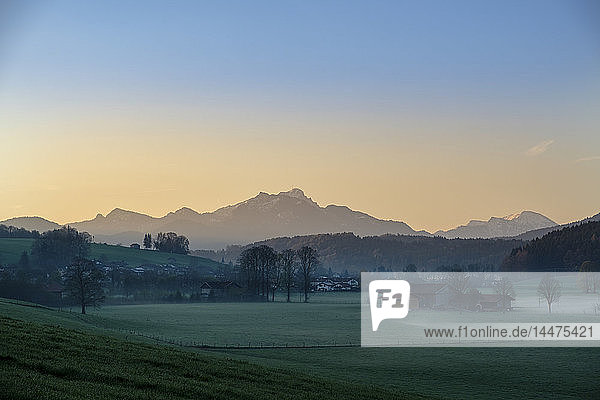 Deutschland  Bayern  Oberbayern  Blick von Miesbach auf den Schliersee  Wendelstein bei Sonnenaufgang