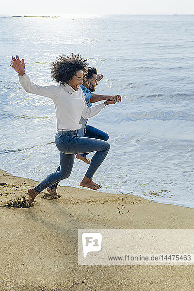 Spanien  Barcelona  glückliches Paar am Strand  das sich amüsiert
