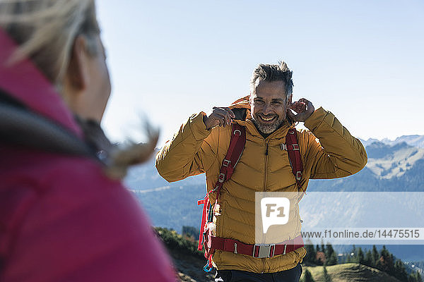 Österreich  Tirol  glücklicher Mann mit Frau wandert in den Bergen